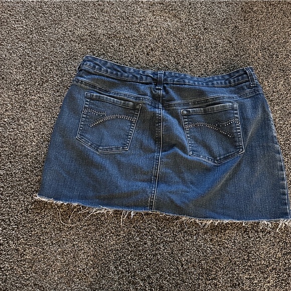 Gloria Vanderbilt Denim Jean Mini Skirt Distressed Hem Studded Pockets Size 14 - Picture 6 of 9